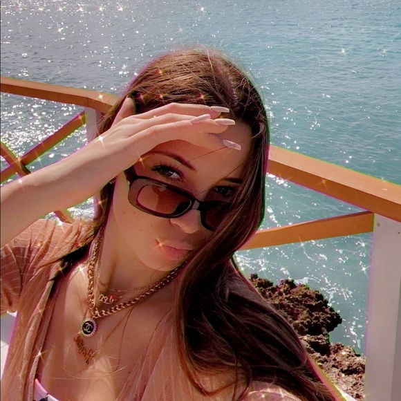 Meet Your Posher, Kayla - Picture 4 of 6